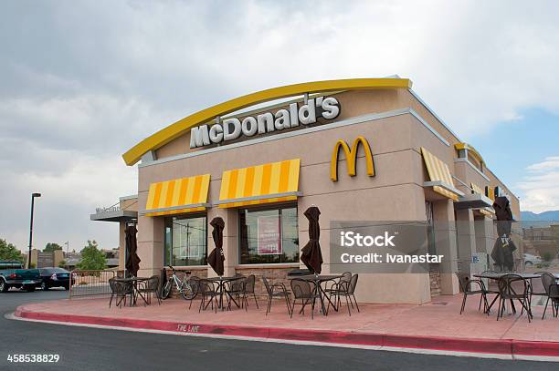 Photo libre de droit de Mcdonalds Fast Food Restaurant Au Crépuscule banque d'images et plus d'images libres de droit de Accessibilité aux personnes handicapées - Accessibilité aux personnes handicapées, Affaires, Albuquerque