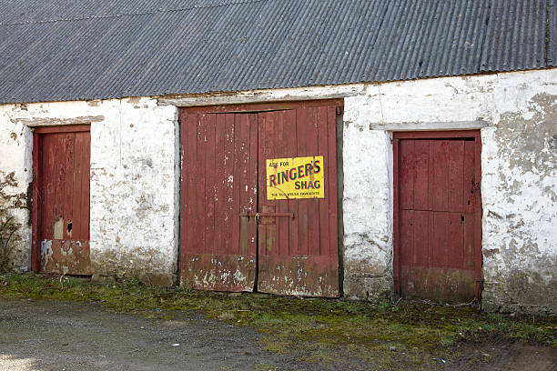 旧ウェルシュ farmyard outbuildings タバコ一口食べれば、レトロな金属 - barn red old door ストックフォトと画像