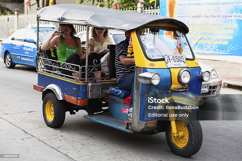 Turistas en tuktuk - Foto de stock de Bangkok libre de derechos