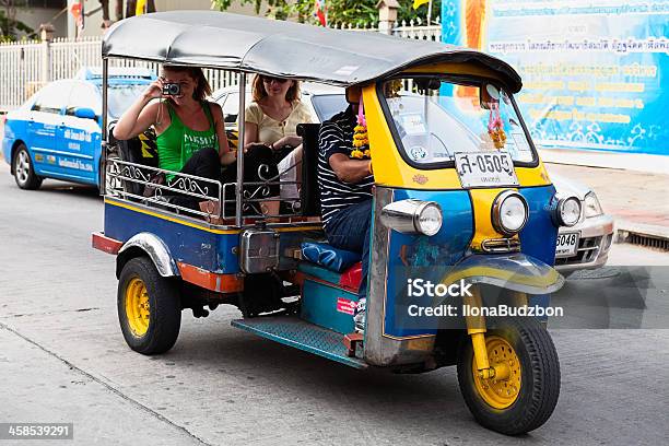 Turistas En Tuktuk Foto de stock y más banco de imágenes de Bangkok - Bangkok, Jinrikisha, Andar en bicicleta