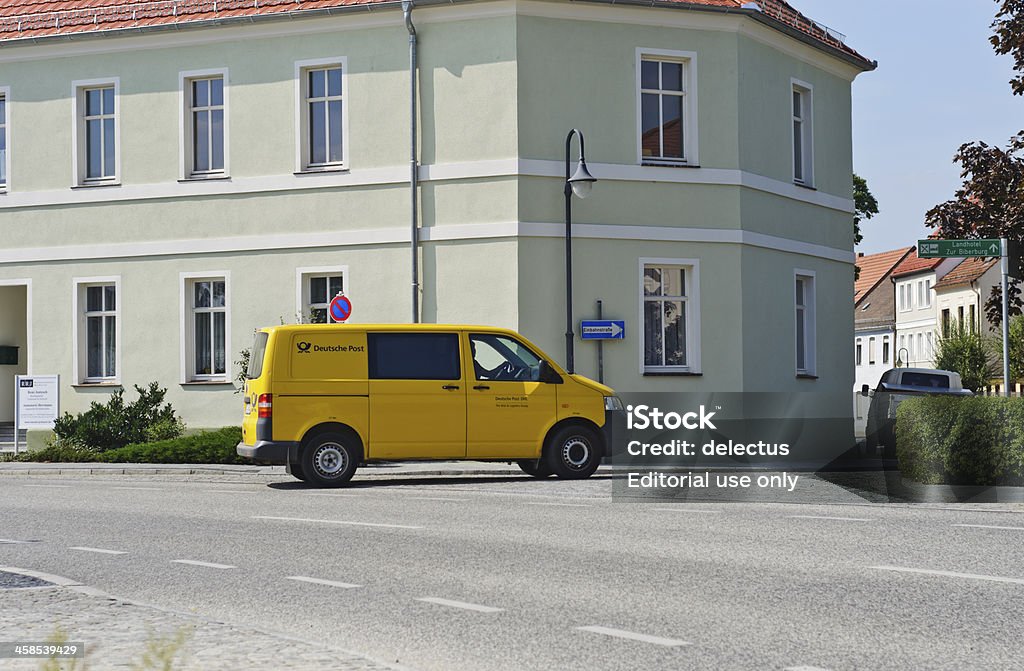 Deutsche Post-véhicule de livraison de DHL - Photo de Affaires internationales libre de droits