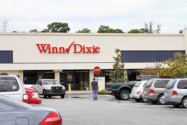 winn dixie supermercado con agitado estacionamiento - winn dixie fotografías e imágenes de stock