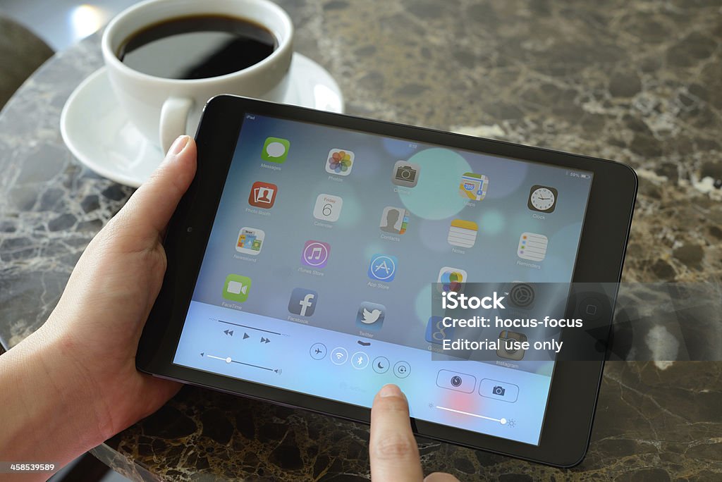 Nuevo para iOS 7 pantalla el centro de Control en iPad Mini - Foto de stock de Avión de carga libre de derechos