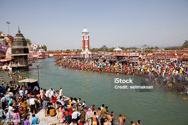 Grandes Multitudes De Pilgrims Bañándose En Ganges Para Kumbh Mela Foto de stock y más banco de imágenes de Haridwar