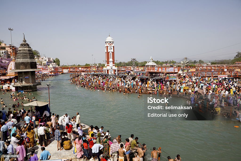 大巡礼者の群衆ガンジス川で水浴びをクンブメラ - ハルドワールのロイヤリティフリーストックフォト