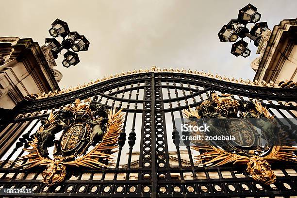 Foto de Portão Do Palácio De Buckingham London e mais fotos de stock de Palácio de Buckingham - Palácio de Buckingham, Portão, Dourado - Descrição de Cor