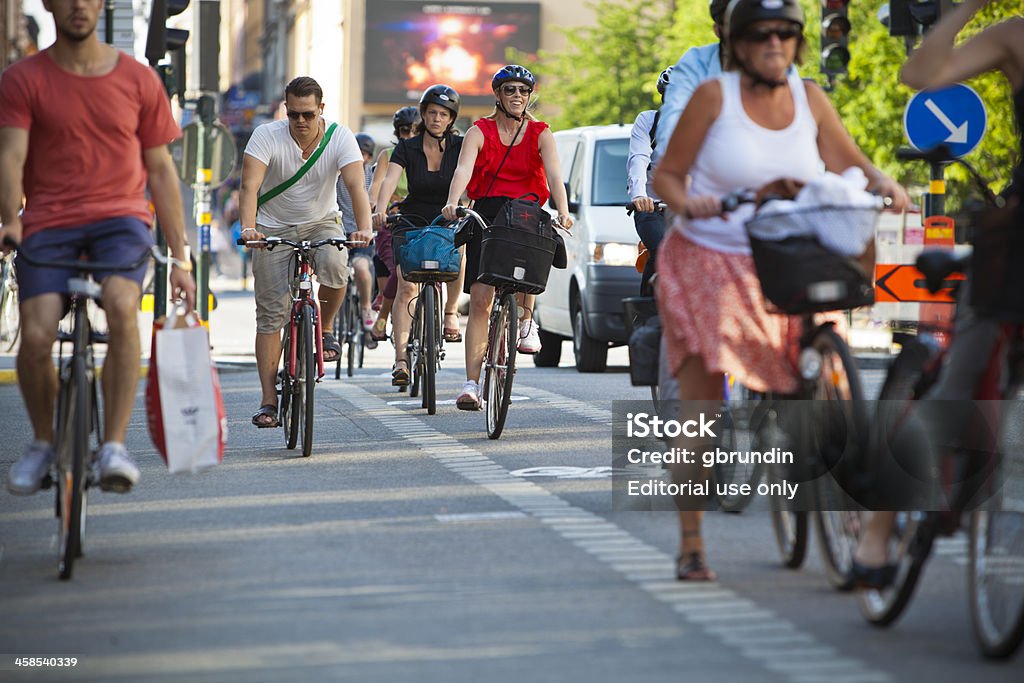 Многие велосипедистов в busy traffic - Стоковые фото Сёдермальм роялти-фри