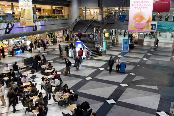 praça central do novo terminal do aeroporto de chitose - praça de alimentação - fotografias e filmes do acervo