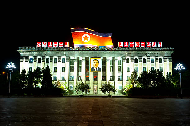 el edificio de oficinas en la noche en pyongyang - kim jong il fotografías e imágenes de stock