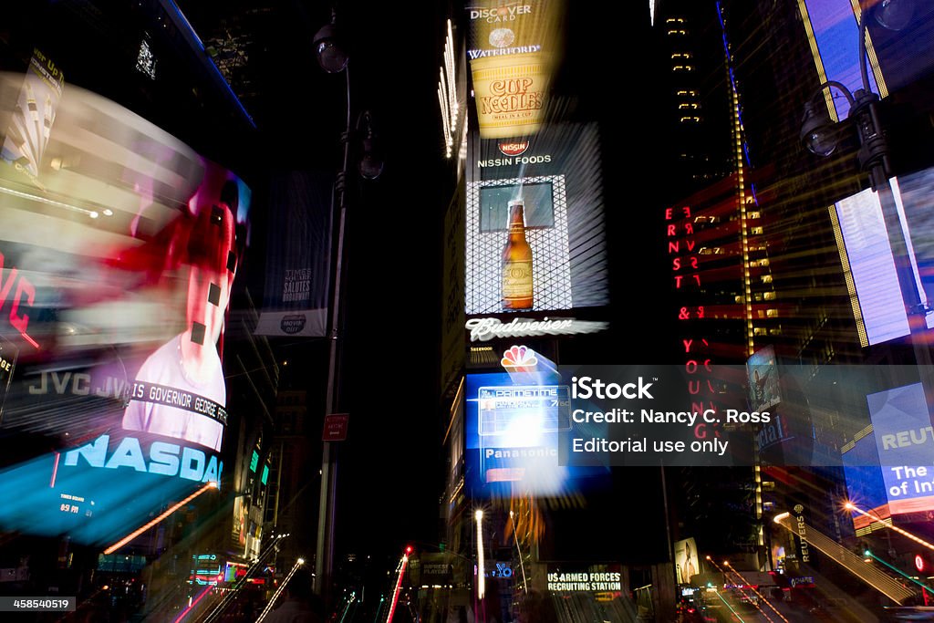 Times Square, Nowy Jork znaki w nocy - Zbiór zdjęć royalty-free (Architektura)