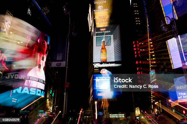 Times Square Nowy Jork Znaki W Nocy - zdjęcia stockowe i więcej obrazów Architektura - Architektura, Biznes, Broadway - Manhattan