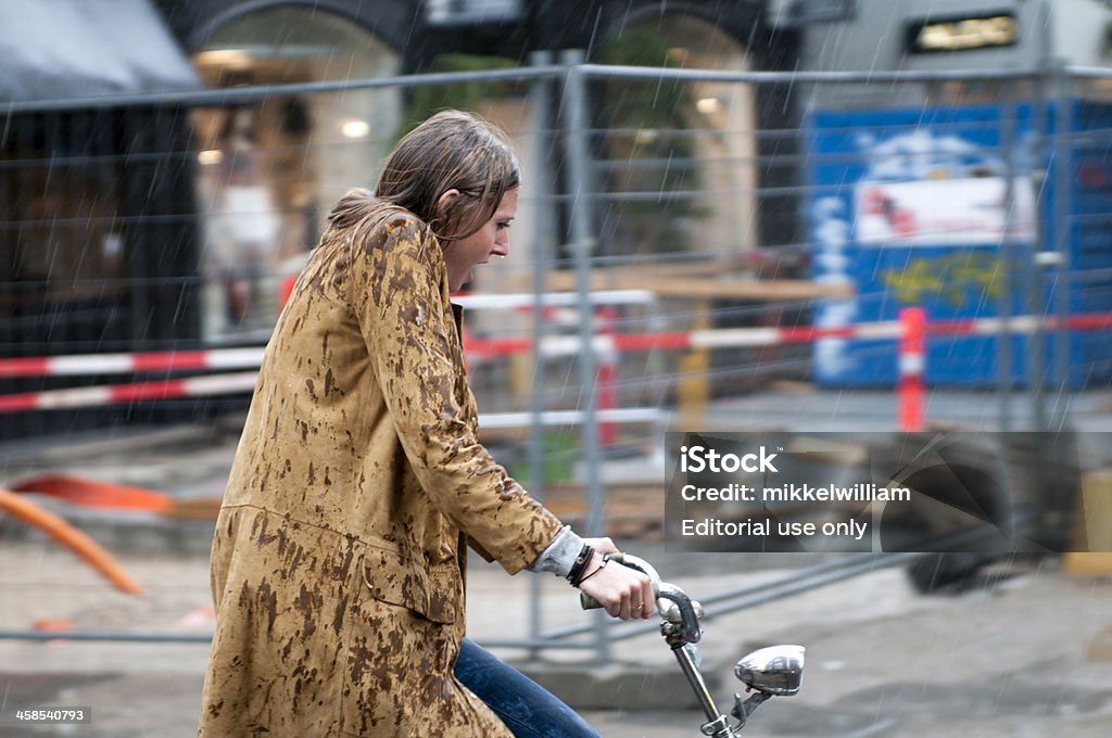 Mulher em uma bicicleta para esta chuva intensa - Foto de stock de Chuva royalty-free