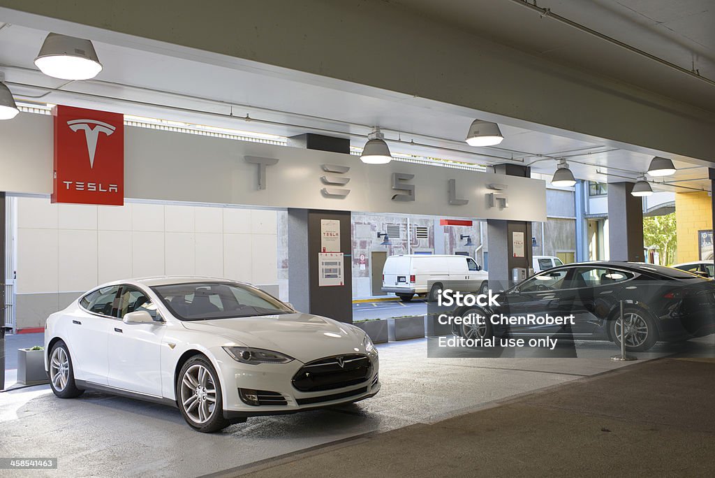 Tesla estação de carregamento numa Silo automóvel - Royalty-free Posto de carregamento de veículos elétricos Foto de stock