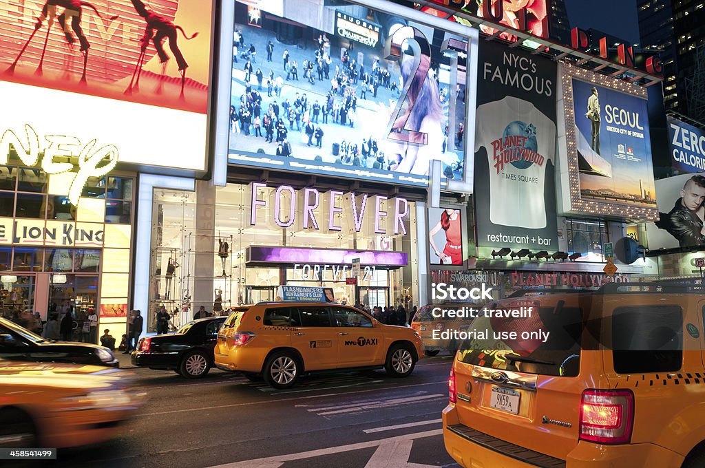 Néons et du trafic de Times Square de nuit - Photo de Disney libre de droits