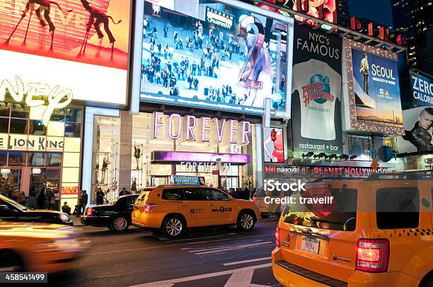 Foto de Luzes De Neon E Tráfego Em Times Square À Noite e mais fotos de stock de Disney - Disney, Rua principal - Rua, A caminho