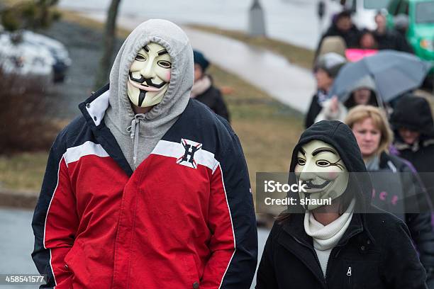 Coppia Anonimo - Fotografie stock e altre immagini di Guy Fawkes - Guy Fawkes, 2013, Ambientazione esterna