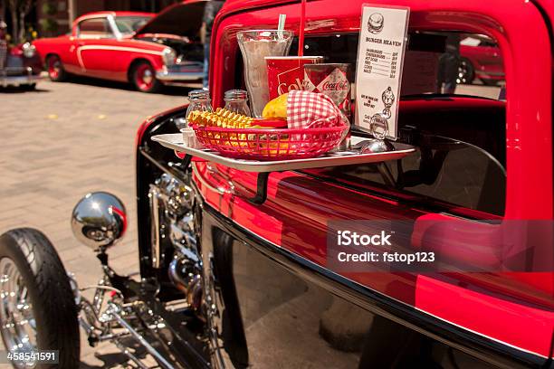 Foto de Transporte Clássico Show De Veículo Na Área Do Centro Da Cidade e mais fotos de stock de Restaurante Drive In