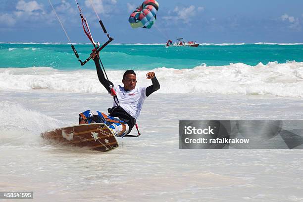 Kitesurfer Sulla Costa Della Repubblica Dominicana - Fotografie stock e altre immagini di Repubblica Dominicana - Repubblica Dominicana, Kiteboarding, Surf