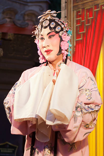 tradicional cantor da ópera de pequim - performer theatrical performance stage china - fotografias e filmes do acervo