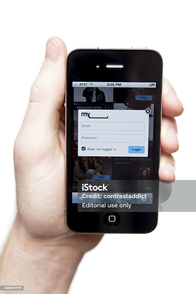 Hand holding iPhone 4 mit Myspace auf dem Bildschirm. - Lizenzfrei Apple Computer Stock-Foto