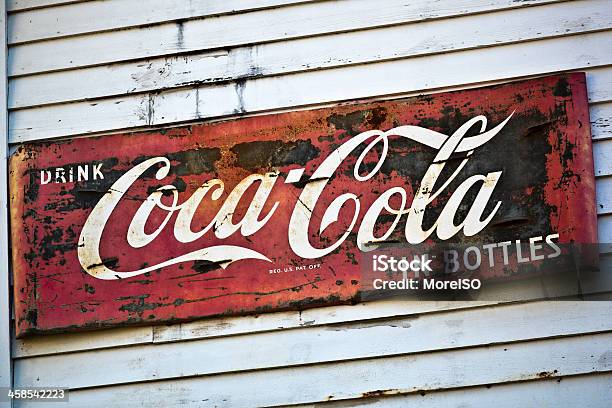 Foto de Bebidas Cocacola Em Garrafas Old Publicidade e mais fotos de stock de Refrigerante - Refrigerante, Estilo retrô, Fora De Moda - Estilo