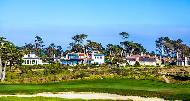 belas residências perto do pfeiffer praia com golfe na califórnia - pebble beach california golf golf course carmel california - fotografias e filmes do acervo