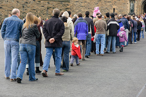 longa fila de pessoas - family child crowd british culture imagens e fotografias de stock