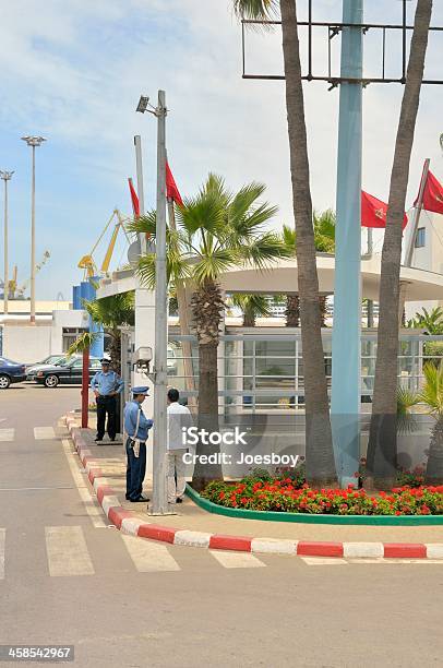 Casablanca Harbor Verificación De Seguridad Foto de stock y más banco de imágenes de Adulto - Adulto, Adulto maduro, Aire libre