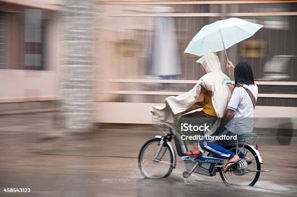 Riding En La Lluvia Foto de stock y más banco de imágenes de Agua - Agua, Aire libre, Andar en bicicleta