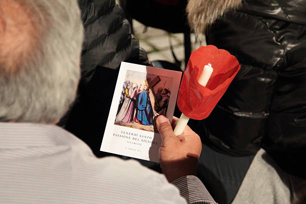 prier pour chemin de croix présidé par le pope francis - bergoglio photos et images de collection