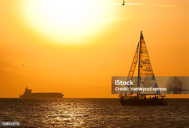 Photo libre de droit de Coucher De Soleil Sur La Baie De Manille banque d'images et plus d'images libres de droit de Baie - Eau - Baie - Eau, Bateau de voyageurs, Bateau à voile