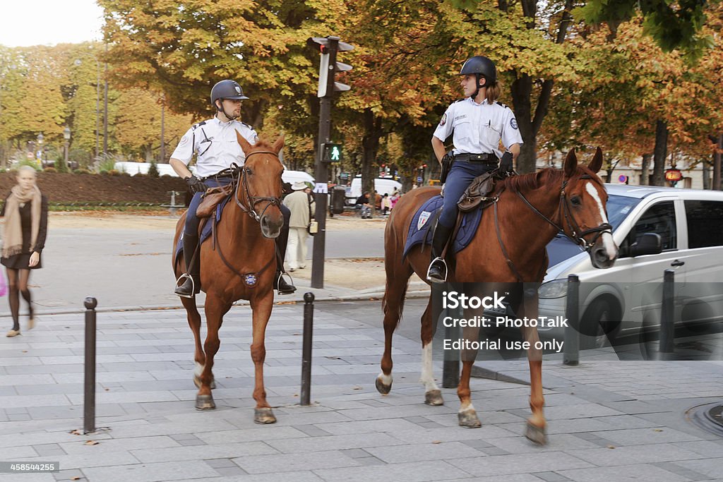 Corrida de Cavalos e montado de polícia Patrulha em Paris-XG - Royalty-free Força policial Foto de stock