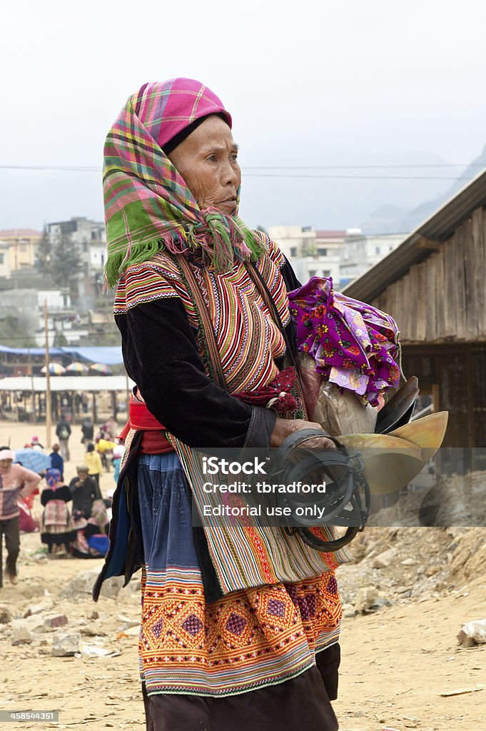 Hmong mulher na Bac Ha mercado no Vietnã - Foto de stock de Adulto royalty-free