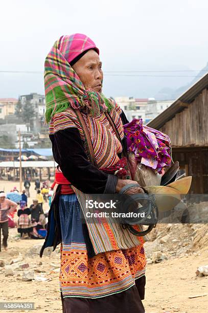 Foto de Hmong Mulher Na Bac Ha Mercado No Vietnã e mais fotos de stock de Adulto - Adulto, Adulto maduro, Aldeia