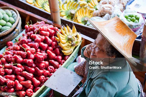 Floating Markettailandia - Fotografie stock e altre immagini di Mercato galleggiante di Damnoen Saduak - Mercato galleggiante di Damnoen Saduak, Abbigliamento, Acqua