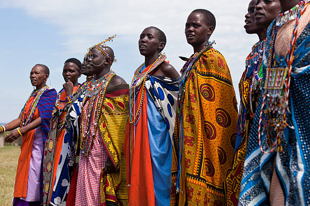 masai frauen tanzen und singen im village - masai africa dancing african culture stock-fotos und bilder