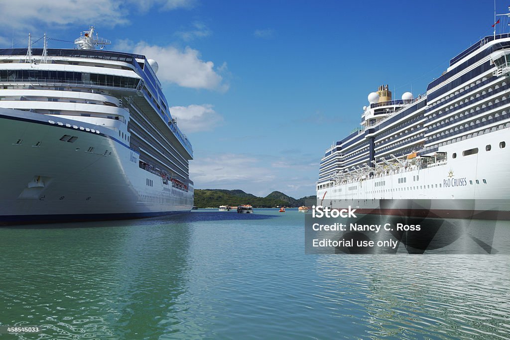 Deux navires de croisière dans le port de Saint John, Antigua, Antilles - Photo de Antigua - Îles Sous-le-Vent libre de droits