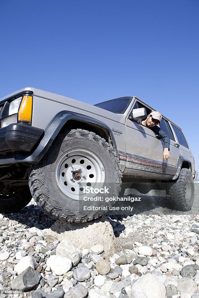 Jeep Cherokee sport über Wappen. - Lizenzfrei Abenteuer Stock-Foto