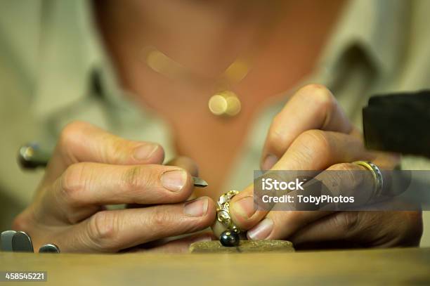 Przez Goldsmith W Pracy - zdjęcia stockowe i więcej obrazów Biżuteria - Biżuteria, Fotografika, Horyzontalny