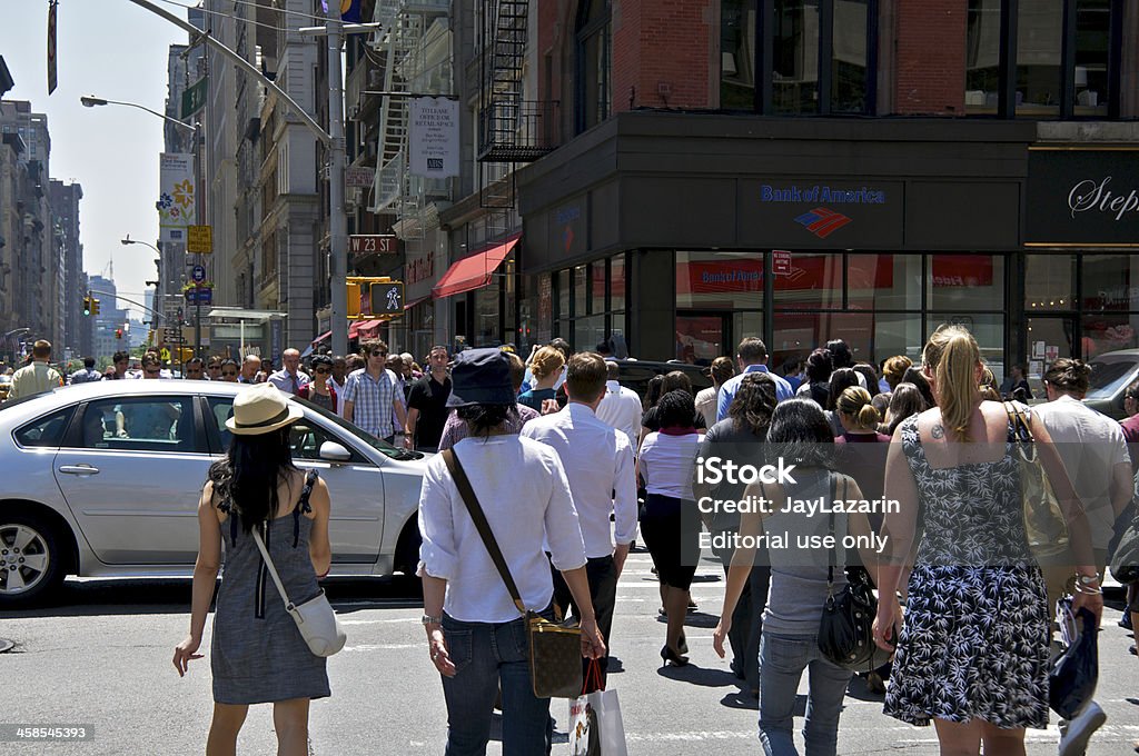 NYC intersezioni, pedoni e automobili, W.23rd St & 5th Ave - Foto stock royalty-free di Persone