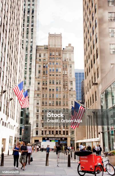 Foto de Rockefeller Center e mais fotos de stock de Arranha-céu - Arranha-céu, Azul, Bandeira