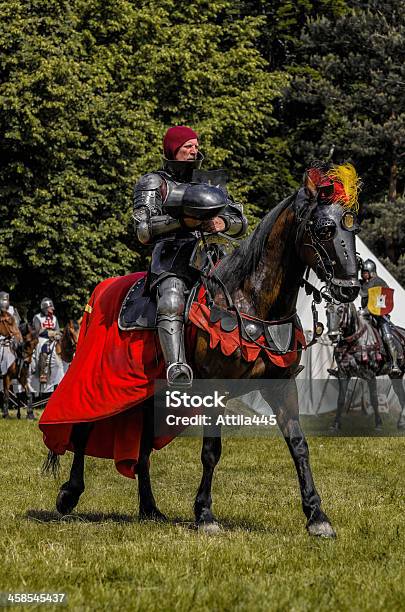 Cavaliere Medievale A Cavallo - Fotografie stock e altre immagini di Abilità - Abilità, Alzarsi su due zampe, Andare a cavallo