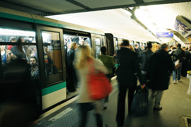 metro de parís en la mañana, xl - editorial land vehicle construction equipment built structure fotografías e imágenes de stock