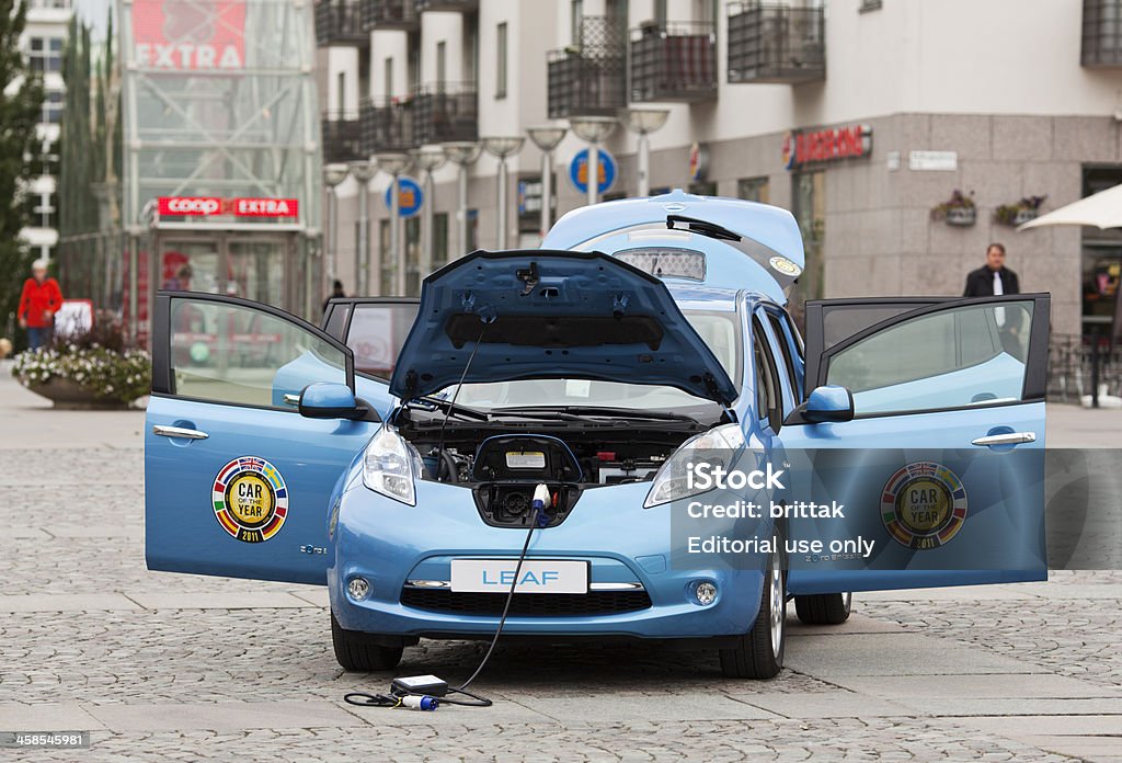 Nissan Leaf, voitures électriques montre les toits de Stockholm. - Photo de Câble libre de droits