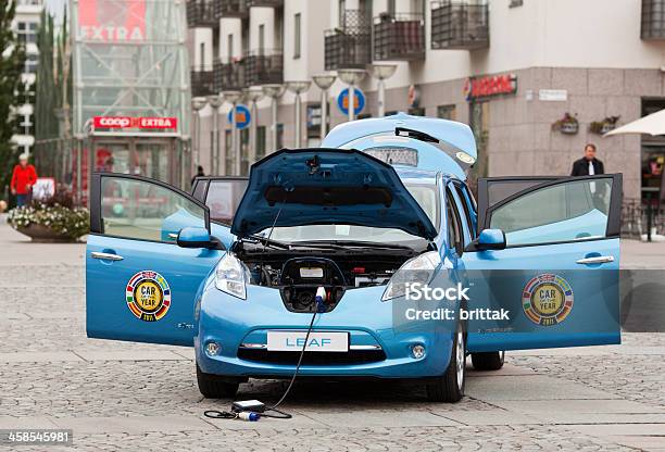 Photo libre de droit de Nissan Leaf Voitures Électriques Montre Les Toits De Stockholm banque d'images et plus d'images libres de droit de Câble