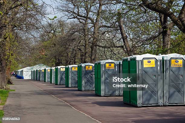 Filas De Portátil Sanitarios Para El Maratón De Londres Foto de stock y más banco de imágenes de Maratón