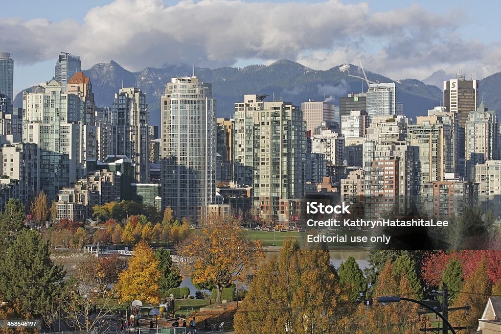 Vancouver horizonte urbano de False Creek Norte e folhagem de outono - Foto de stock de Arquitetura royalty-free