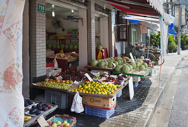 affichage de fruits frais dans la vieille ville de vendeur de fruits - store market china city street photos et images de collection