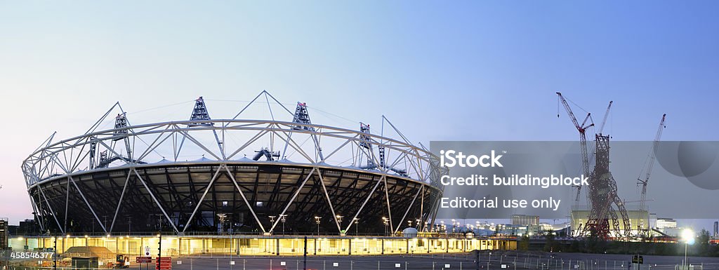 Estádio Olímpico de Londres de 2012 e esculturas plataforma de observação em construção - Foto de stock de Anish Kapoor royalty-free