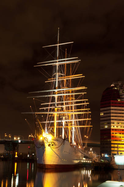 バイキング帆船ゴセンバーグ - tall ship gothenburg sweden night ストックフォトと画像